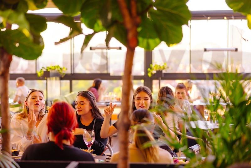 Vibe relaxant de vară şi delicii culinare, în grădina rooftop a restaurantului Marty de la IULIUS MALL Cluj