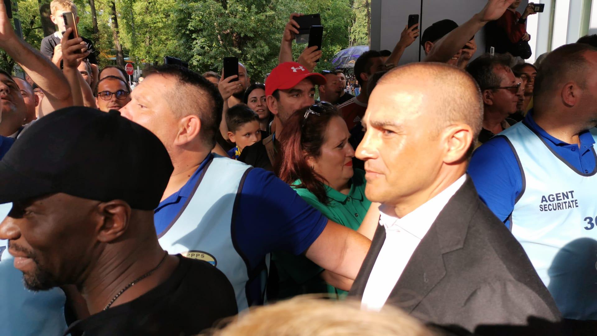 Agitație în fața hotelului unde sunt cazați invitații lui Mutu