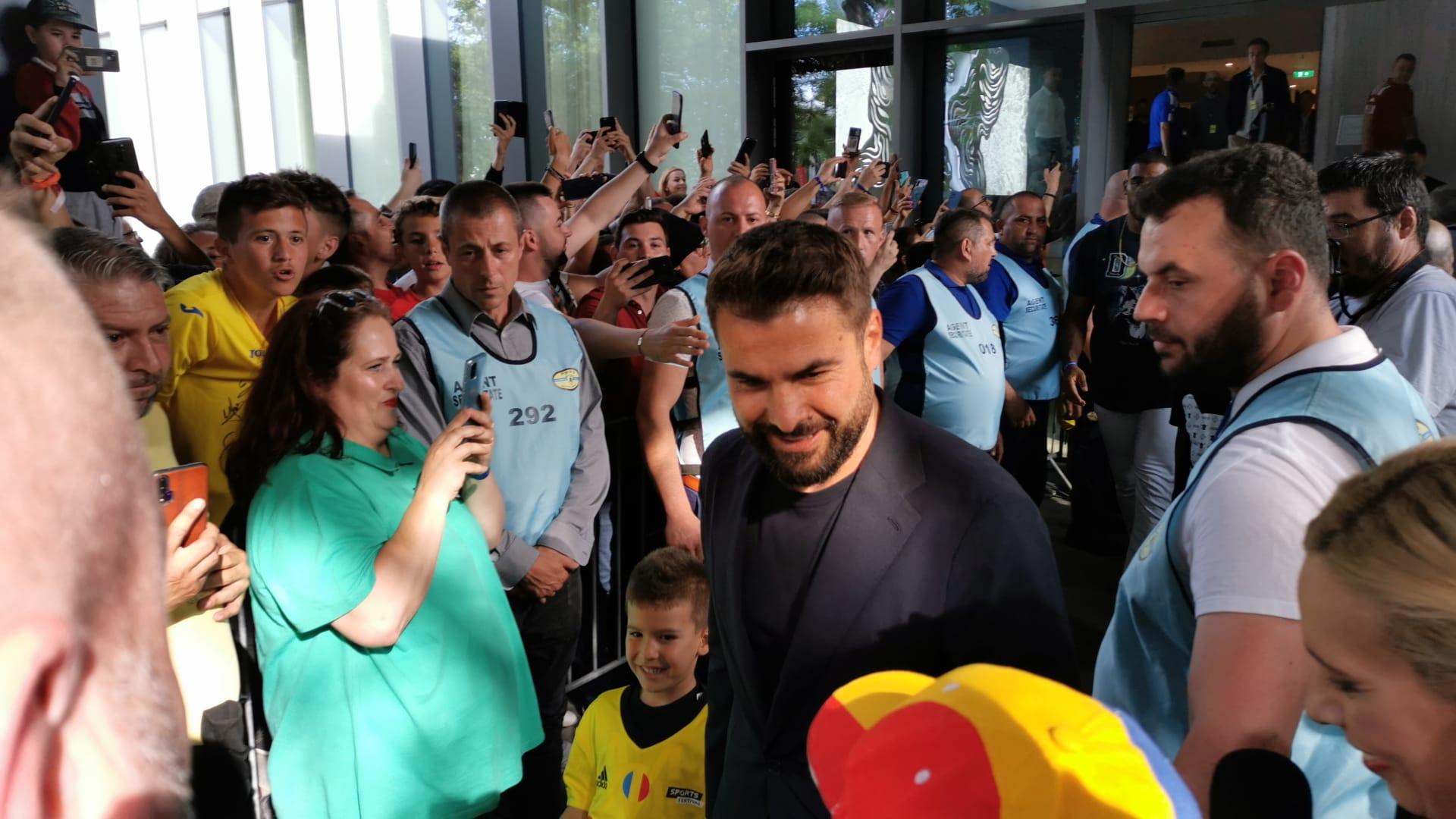 Agitație în fața hotelului unde sunt cazați invitații lui Mutu