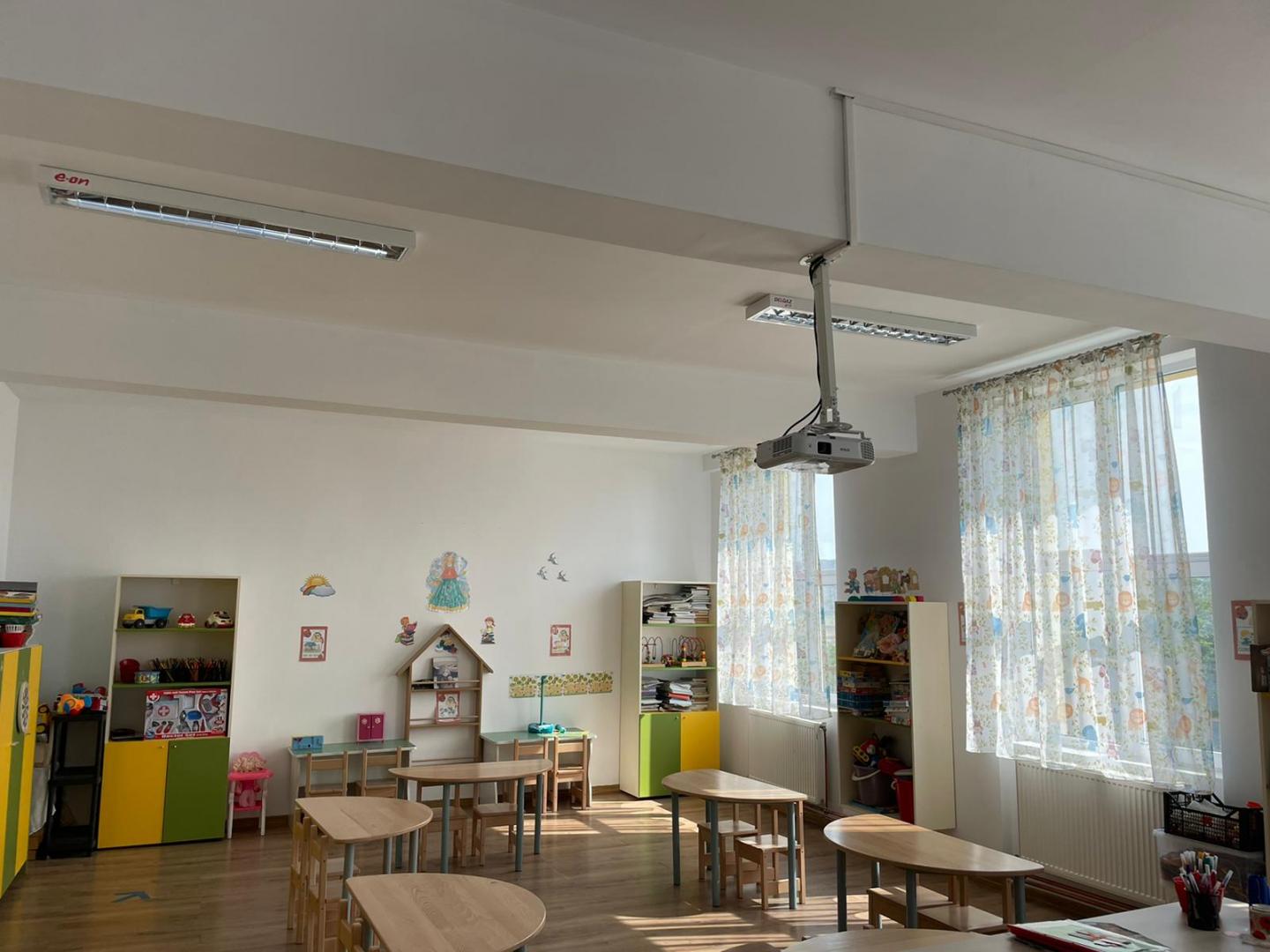 Dotări pentru o școală din Cluj. Table inteligente, iluminat LED, laptop-uri. Director: „Am îmbrățișat această oportunitate si suntem recunoscători că