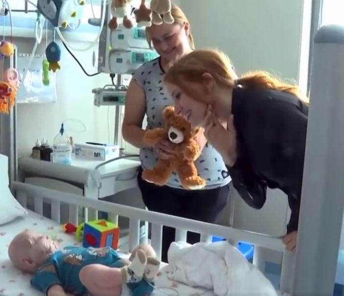 Actrița Jessica Chastain a vizitat un spital de copii din Ucraina. S-a întâlnit și cu președintele Zelenski