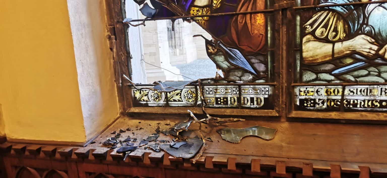 Vitraliu foarte valoros de la Biserica ”Sf. Mihail” din Unirii, spart. A fost jefuită şi cutia milei