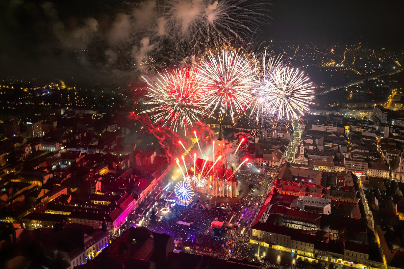 Mii de clujeni au sărbătorit trecerea dintre ani în Piața Unirii. Imagini spectaculoase cu focul de artificii din Cluj-Napoca