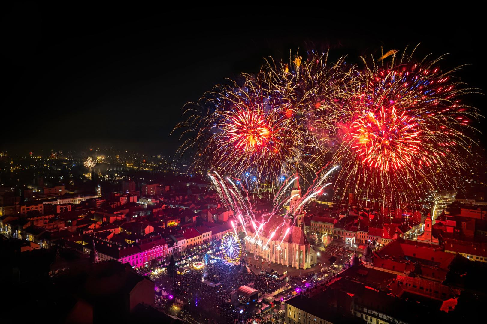 Mii de clujeni au sărbătorit trecerea dintre ani în Piața Unirii. Imagini spectaculoase cu focul de artificii din Cluj-Napoca