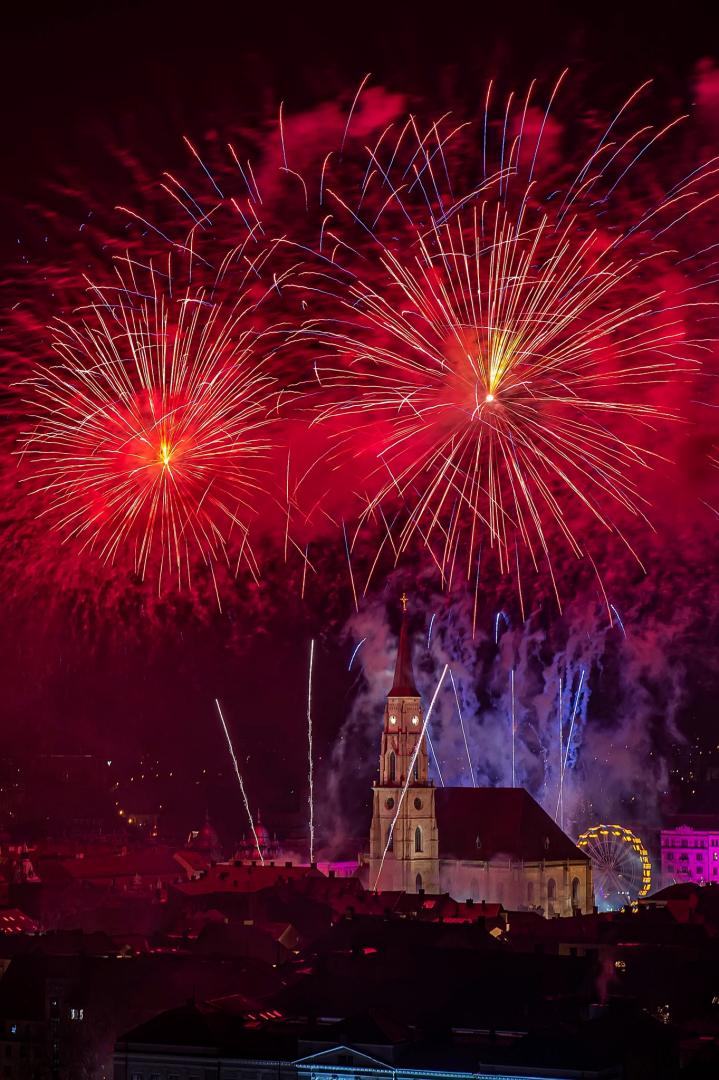 Mii de clujeni au sărbătorit trecerea dintre ani în Piața Unirii. Imagini spectaculoase cu focul de artificii din Cluj-Napoca