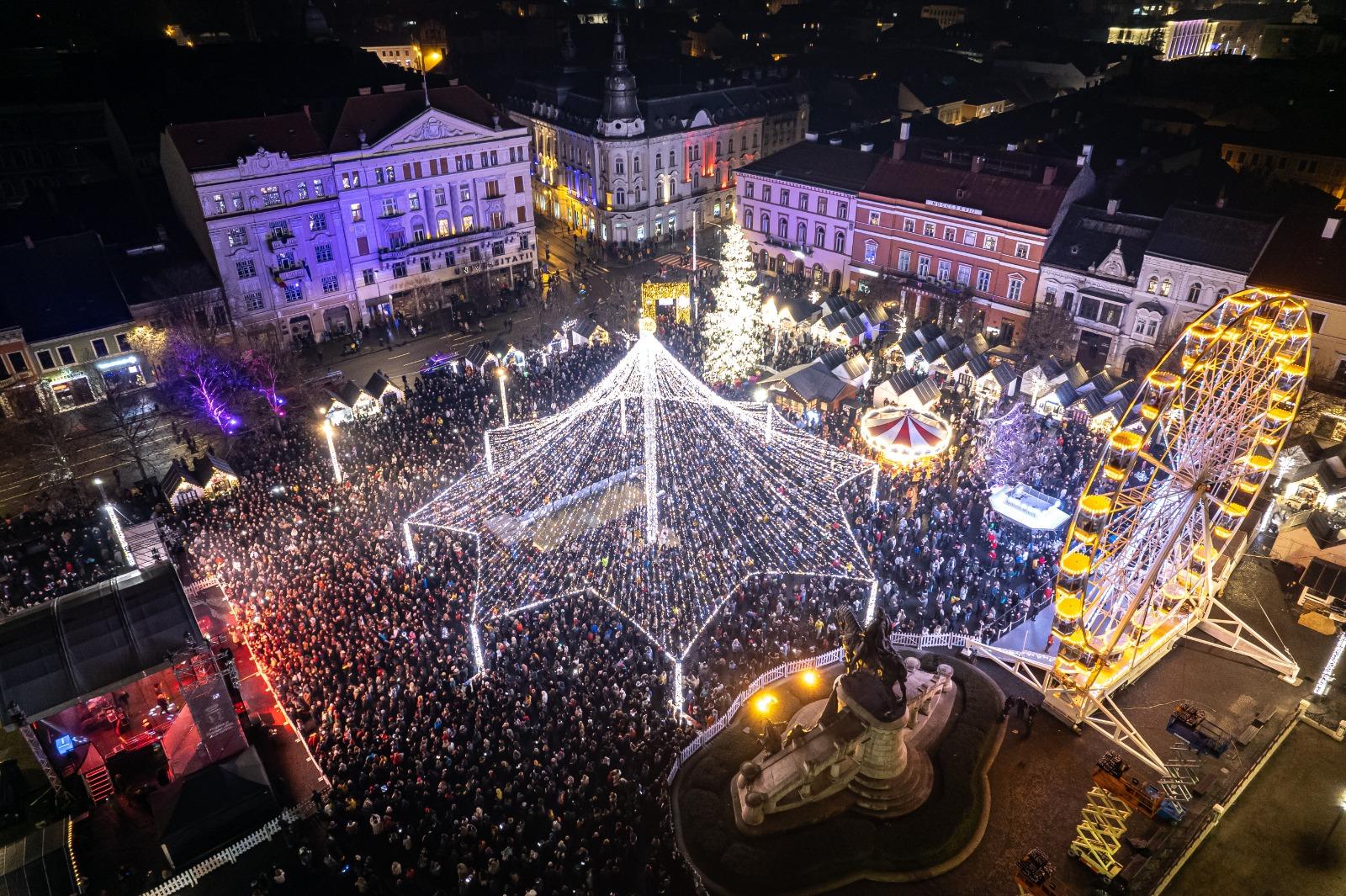 Mii de clujeni au sărbătorit trecerea dintre ani în Piața Unirii. Imagini spectaculoase cu focul de artificii din Cluj-Napoca