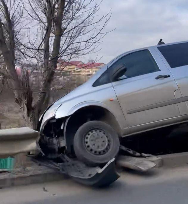 Accident pe drumul Sf. Ioan. O dubă s-a înfipt în parapet