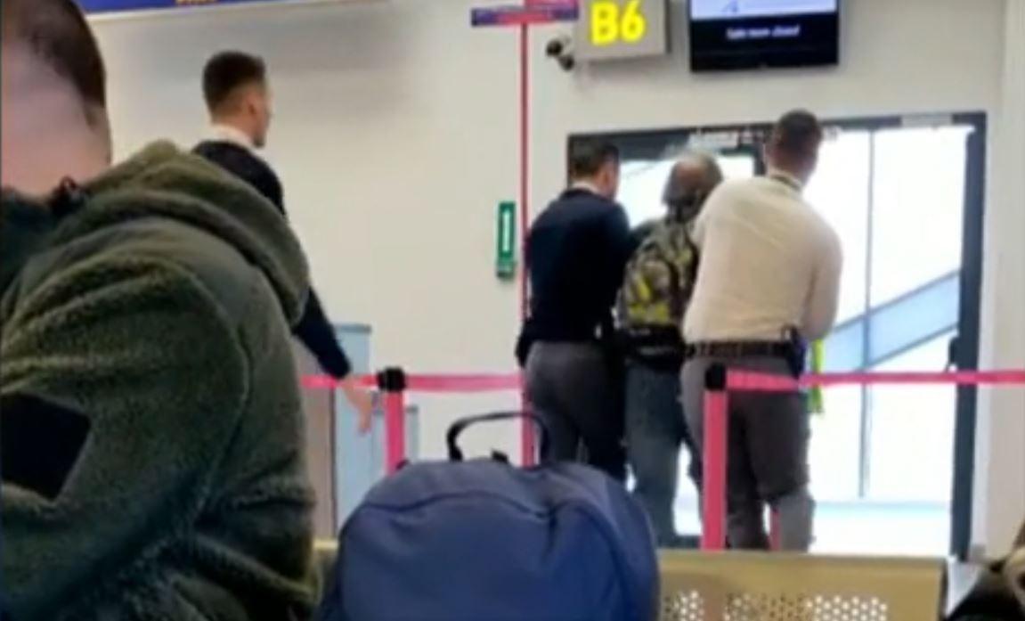Incident neplăcut pe Aeroportul din Cluj. Un bărbat a fost dat jos din avion și încătușat după ce a făcut scandal la bord