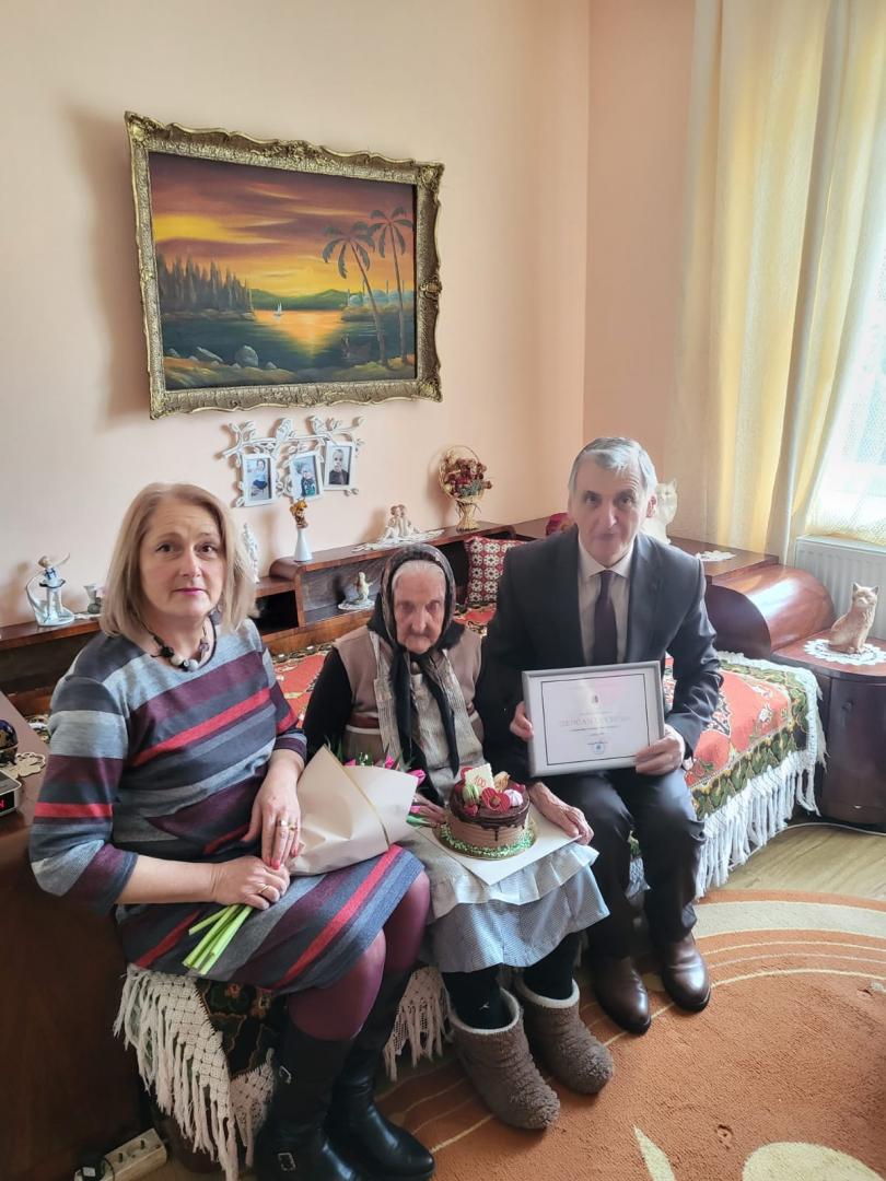 Tort, flori și o diplomă de 8 Martie pentru două clujence au împlinit 100 de ani: "Își poartă vârsta cu demnitate și optimism"