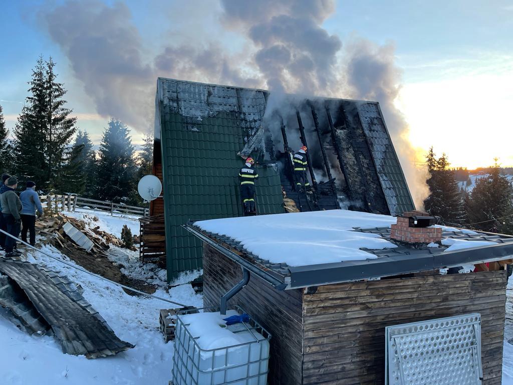 Incendiu în Mărișel. Flăcările au făcut scrum o cabană. De la ce a pornit focul