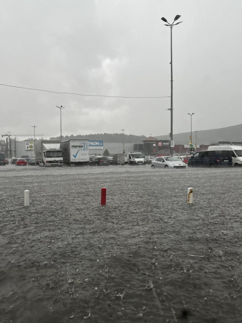 Rupere de nori la Cluj. Furtuna a făcut prăpăd în oraș/ Lac în parcarea unui mall