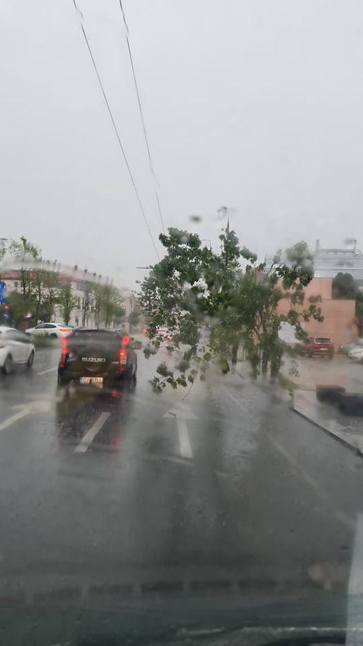 Rupere de nori la Cluj. Furtuna a făcut prăpăd în oraș/ Lac în parcarea unui mall