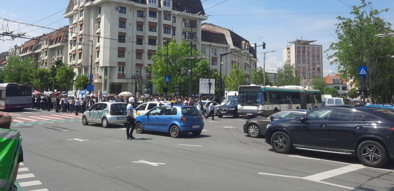 Profesorii clujeni, protest MASIV la Prefectură. Circulația a fost blocată