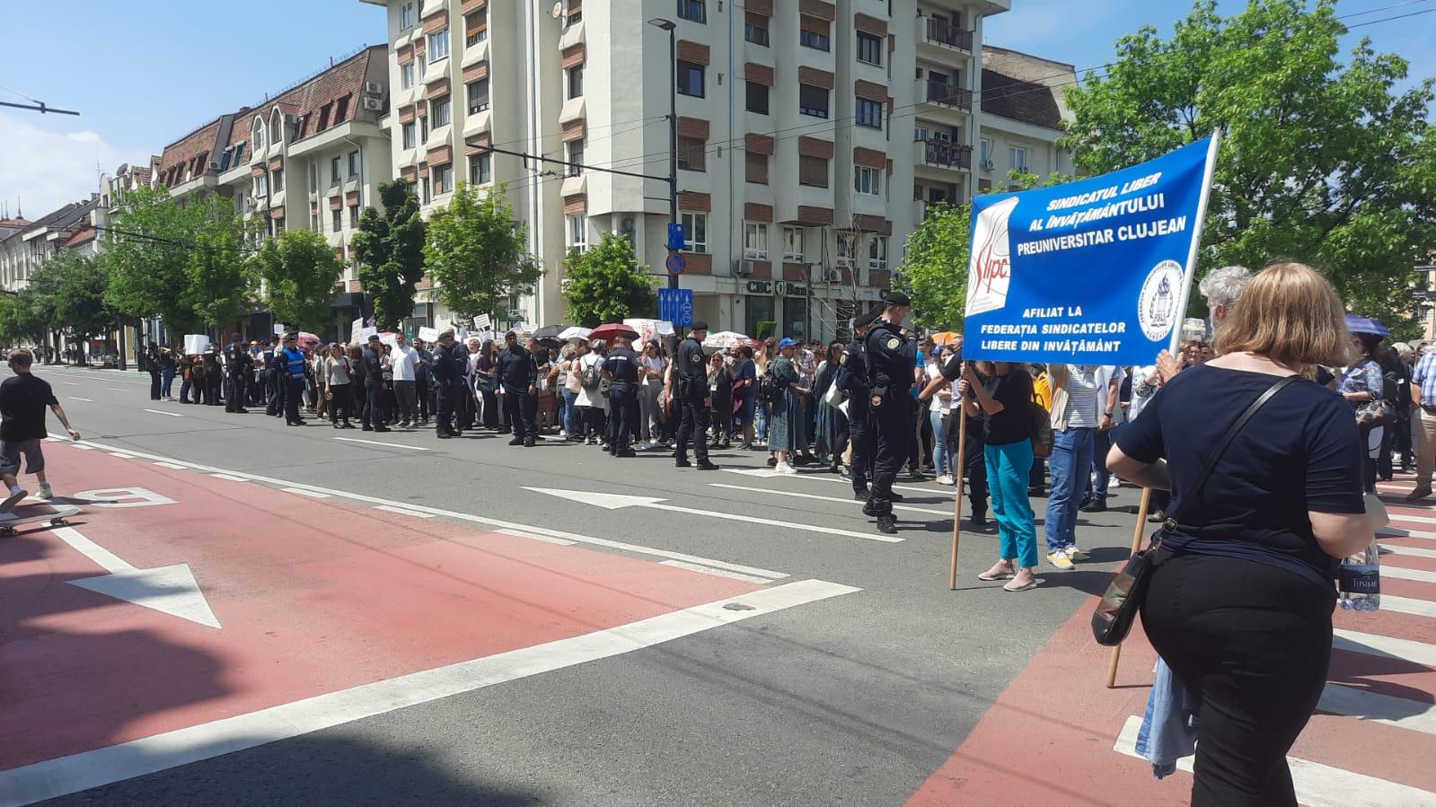 Profesorii clujeni, protest MASIV la Prefectură. Circulația a fost blocată