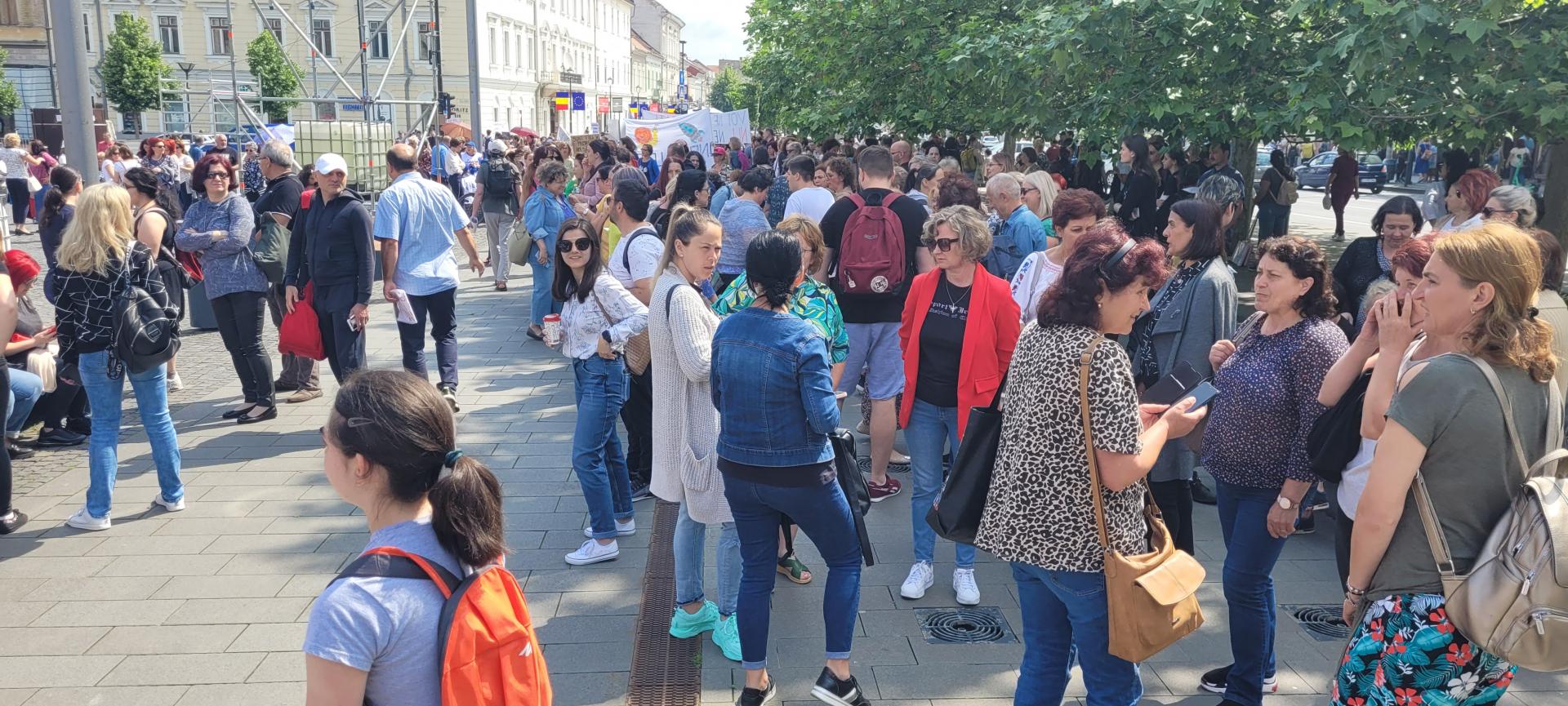 Profesorii clujeni, din nou în stradă. Marș de protest în centrul Clujului/ Li s-au alăturat și părinții elevilor