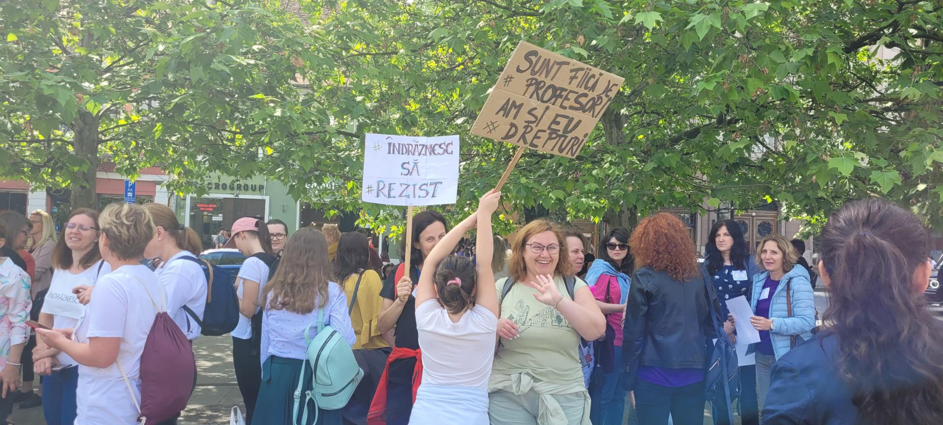 Profesorii clujeni, din nou în stradă. Marș de protest în centrul Clujului/ Li s-au alăturat și părinții elevilor