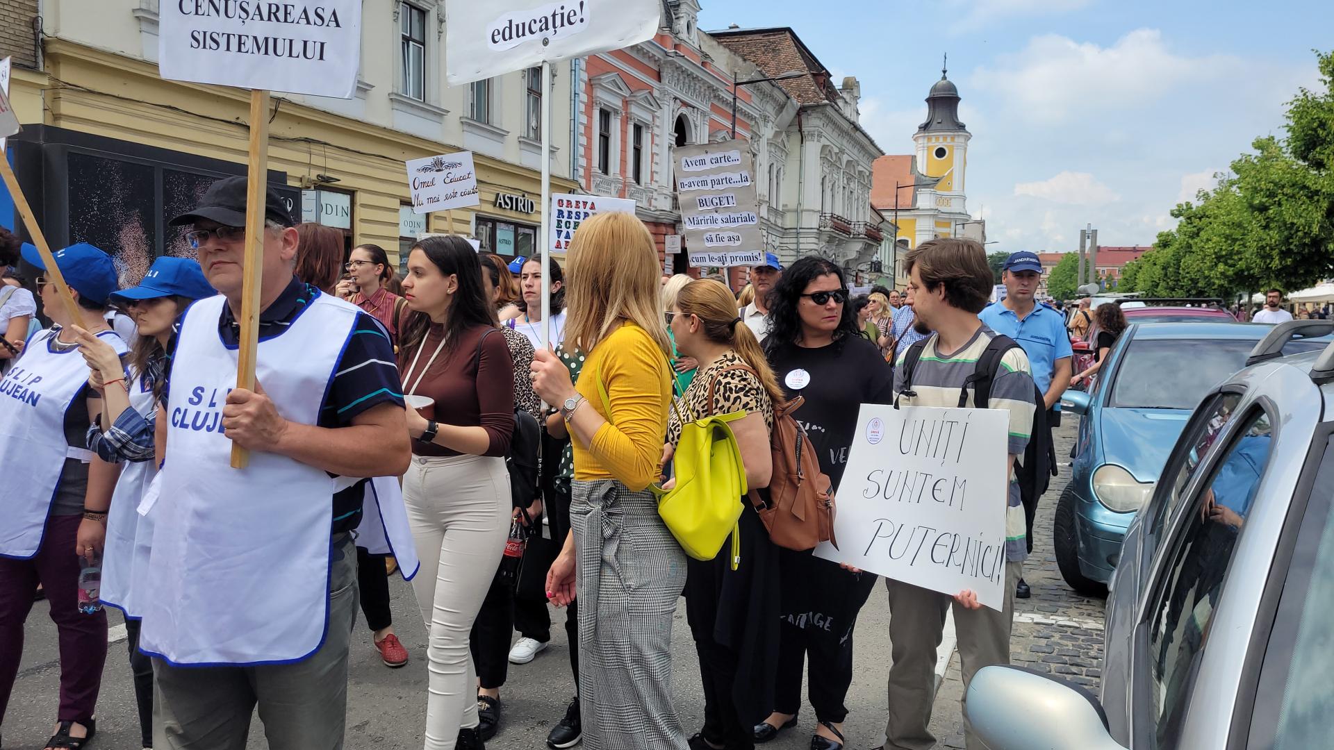 Profesorii clujeni, din nou în stradă. Marș de protest în centrul Clujului/ Li s-au alăturat și părinții elevilor