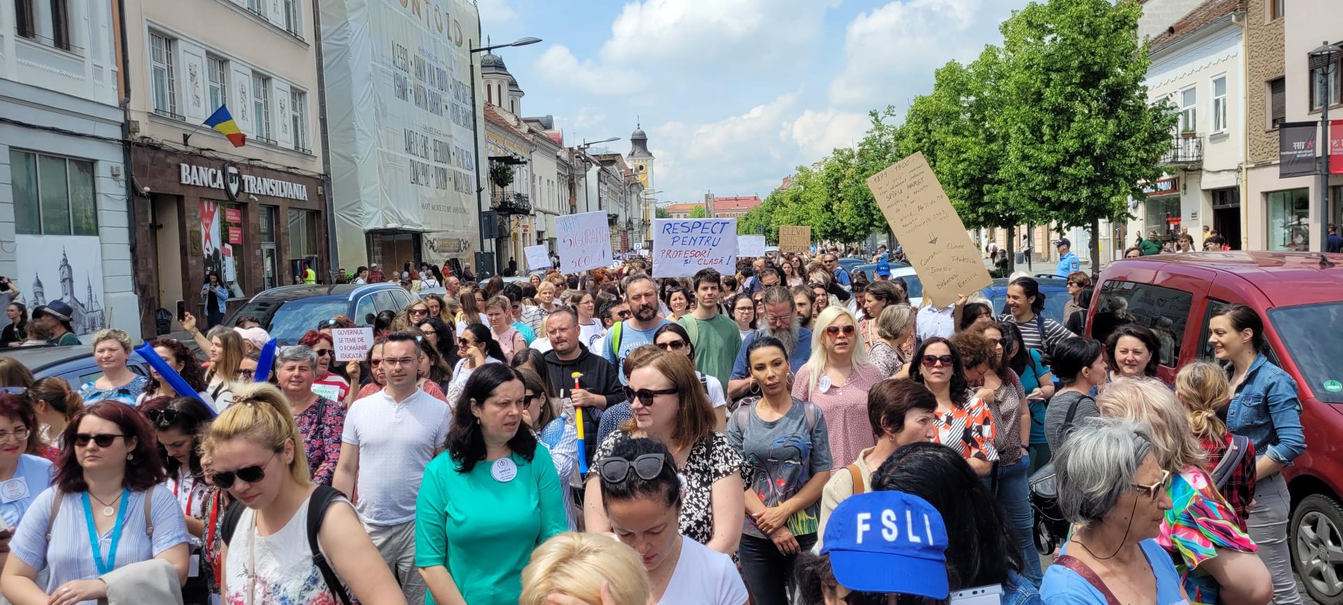 Profesorii clujeni, din nou în stradă. Marș de protest în centrul Clujului/ Li s-au alăturat și părinții elevilor