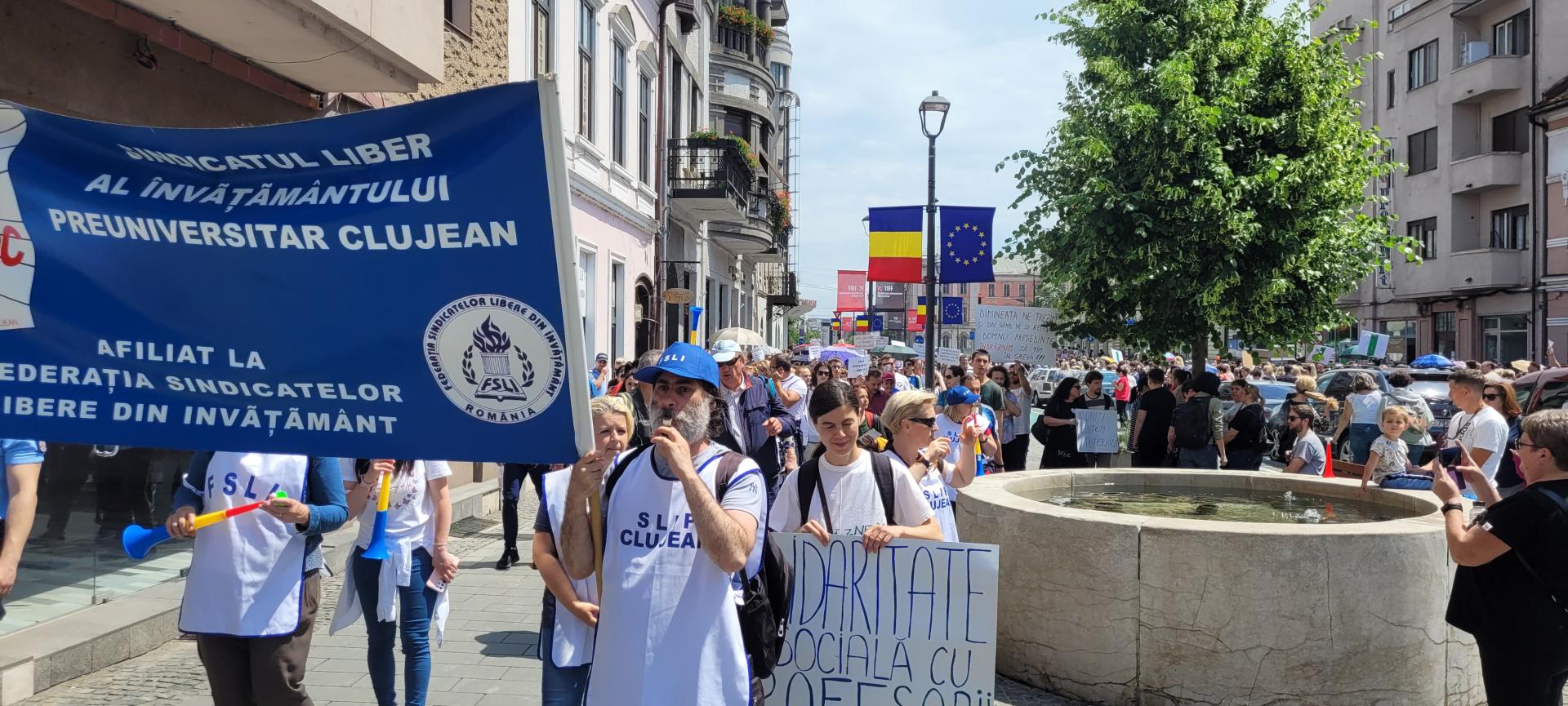 Profesorii clujeni, din nou în stradă. Marș de protest în centrul Clujului/ Li s-au alăturat și părinții elevilor