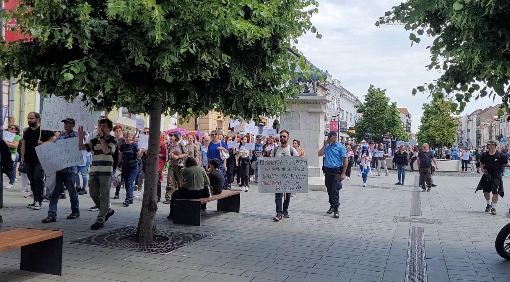 Profesorii clujeni, din nou în stradă. Marș de protest în centrul Clujului/ Li s-au alăturat și părinții elevilor