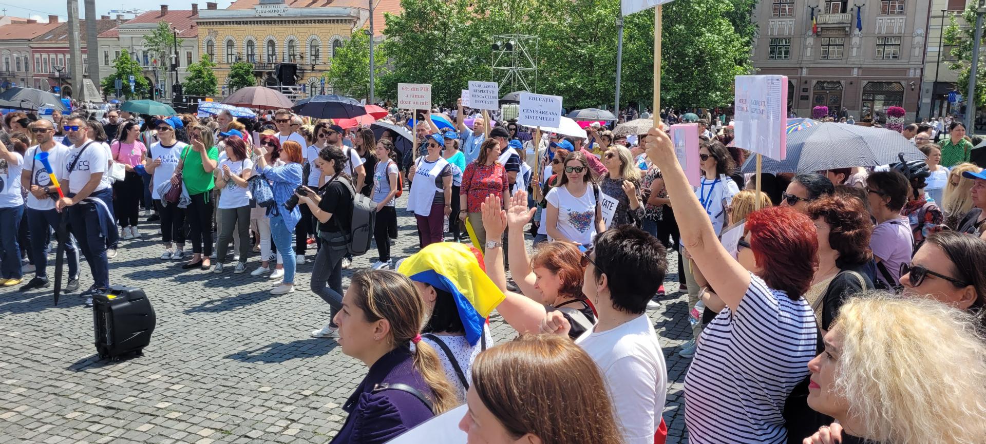 Profesorii clujeni, din nou în stradă. Marș de protest în centrul Clujului/ Li s-au alăturat și părinții elevilor