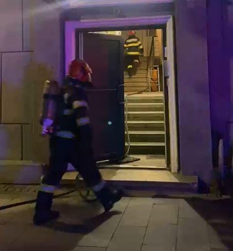 Incendiu într-un apartament din centrul Clujului. Proprietarul a aruncat o țigară peste niște haine