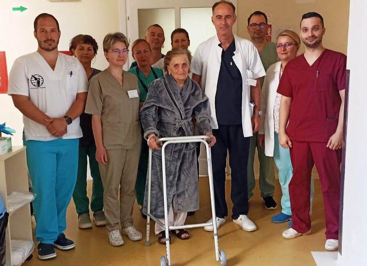 O femeie în vârstă de peste 100 de ani, operată cu succes la Ortopedie în Cluj: Sănătatea este importantă la orice vârstă!