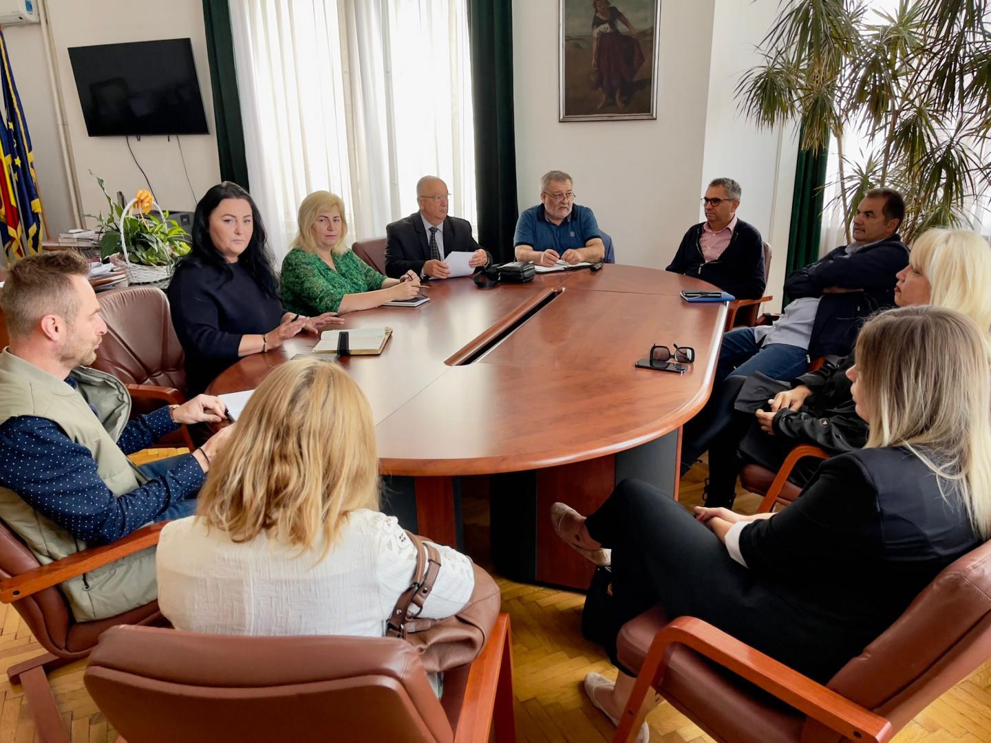 Clujenii ce să mai înțeleagă?! Prefectura spune că putoarea din oraș nu e nici de la CMID, nici de la găinațul din Aiton