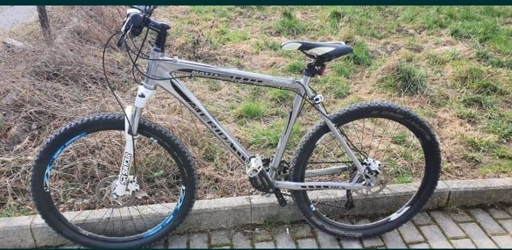 Hoț de biciclete surprins de camerele de supraveghere, în centrul Clujului. Vezi cum a acționat