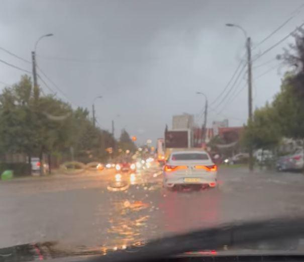 Ploaia torențială a făcut ravagii în Cluj! Străzile s-au inundat în câteva minute