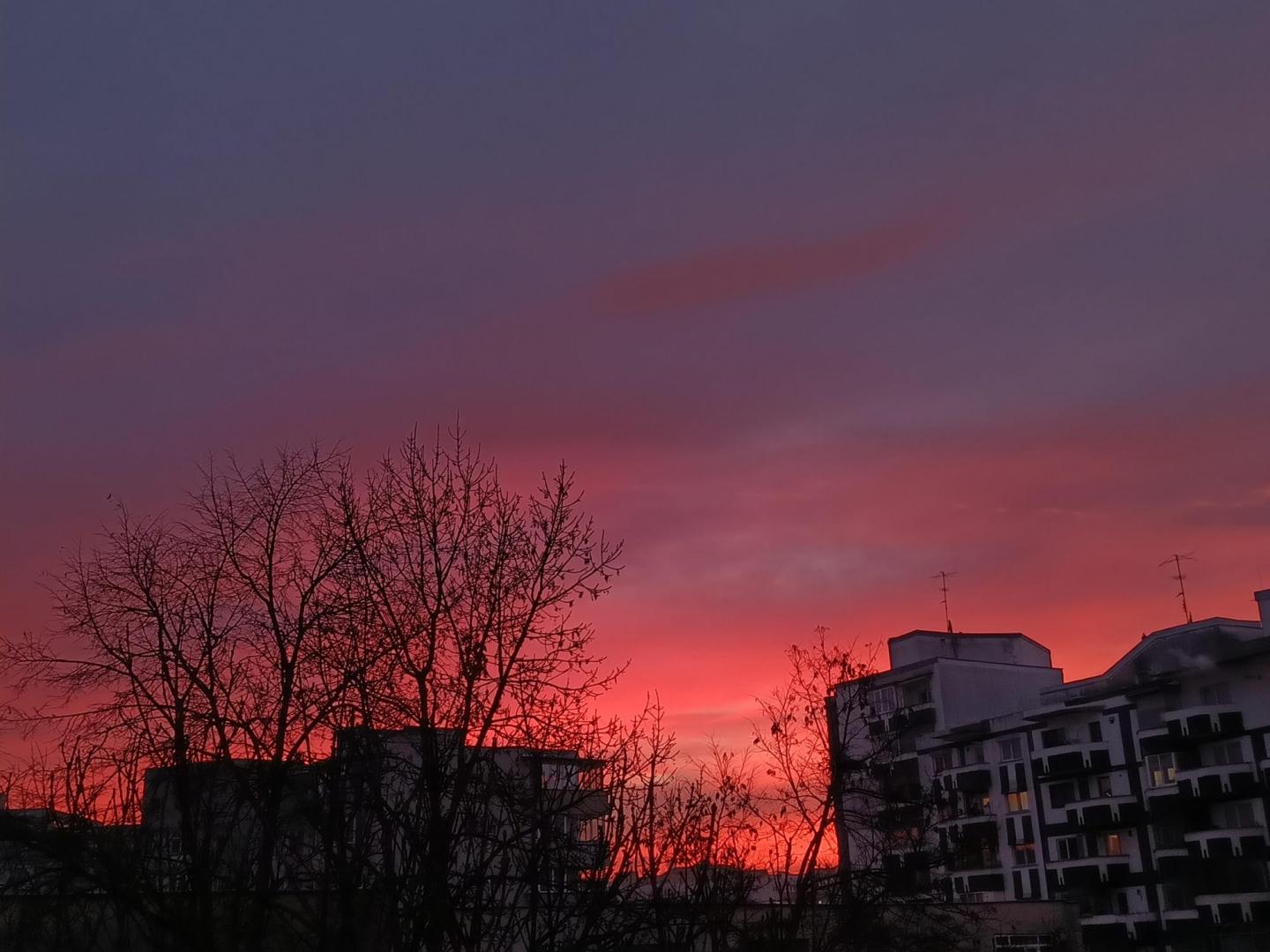 Imagini SUPERBE cu răsăritul, în această dimineață. Cer "pictat" în diferite nuanțe de roz și portocaliu