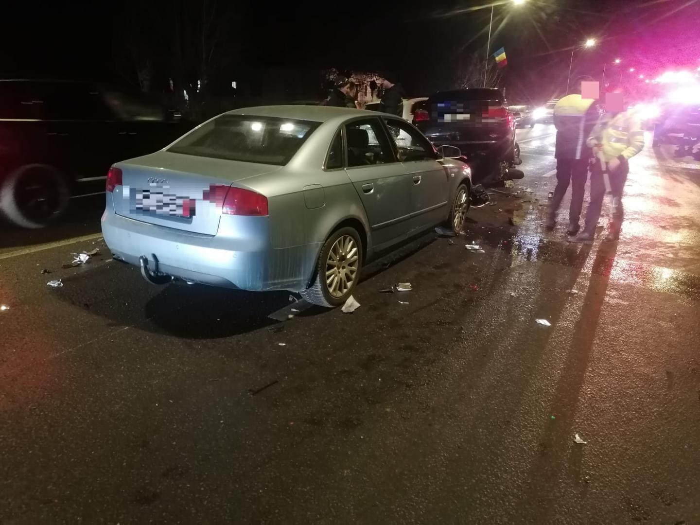 Accident GRAV cu două mașini și o motocicletă în Florești/ Motocicleta, prinsă sub roțile unui bolid