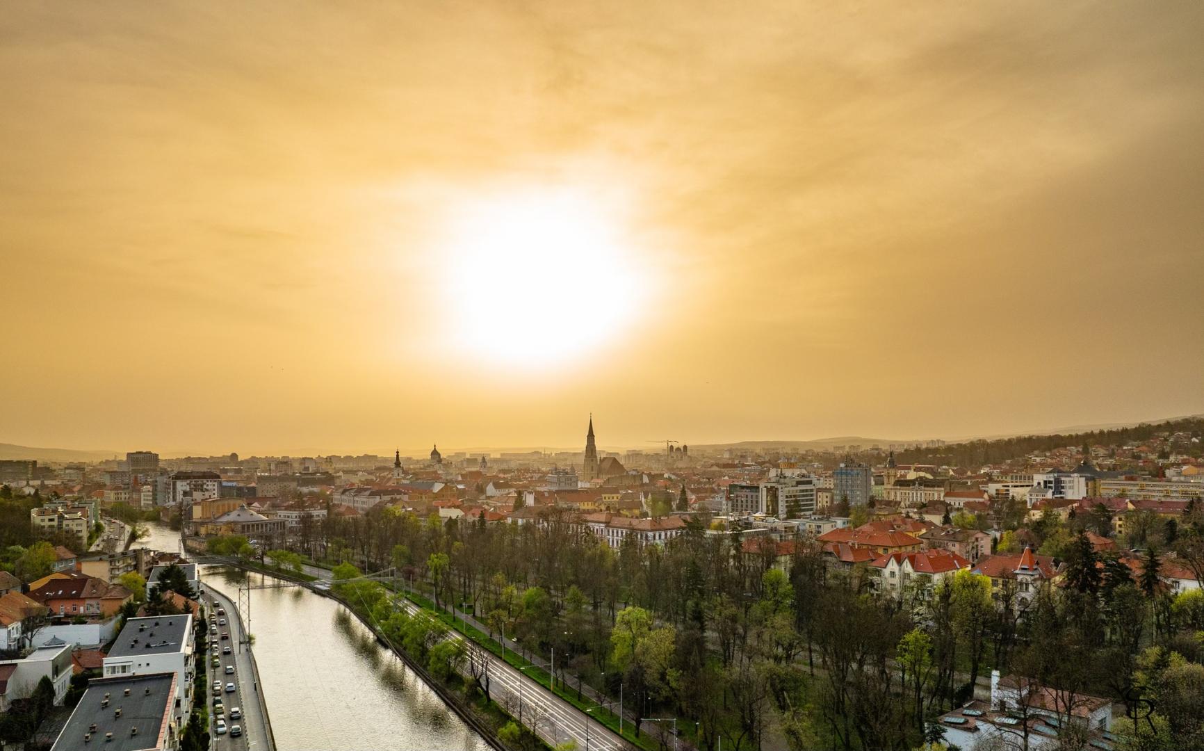 Imagini unice din dronă: Cerul Clujului, colorat de norul de praf saharian