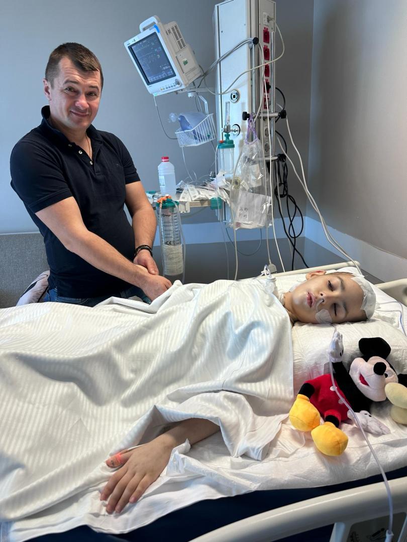 Trei săptăm&acirc;ni &icirc;n comă, după ce s-a lovit cu capul de colțul băncii la școală