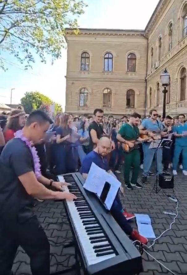 Tradiţia serenadelor merge mai departe! Studenții de la UMF Cluj și-au luat la revedere de la facultate și de la profesorii lor
