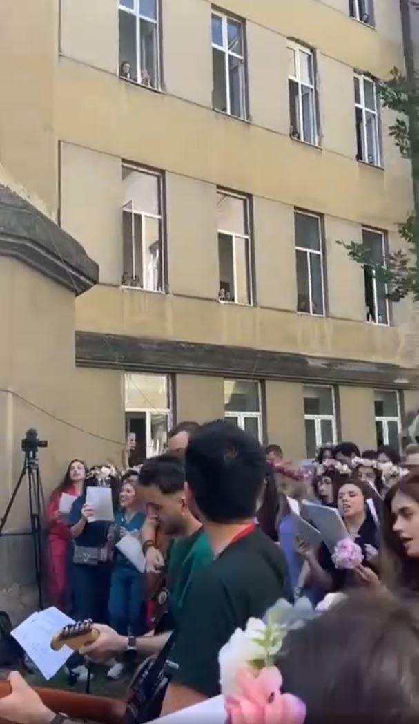 Tradiţia serenadelor merge mai departe! Studenții de la UMF Cluj și-au luat la revedere de la facultate și de la profesorii lor