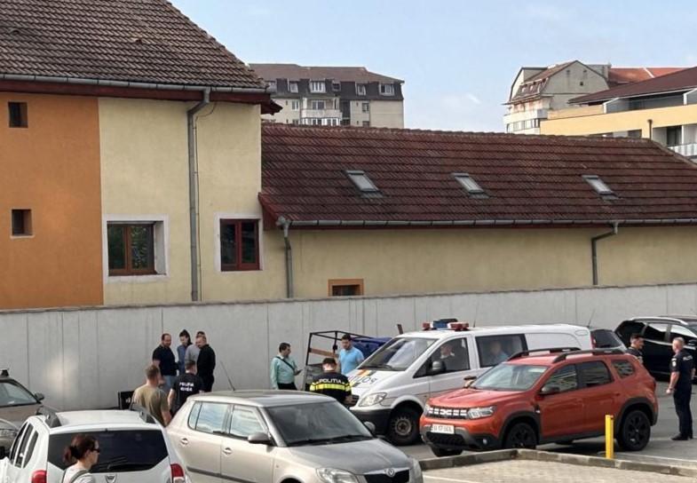 Descoperire șocantă în vestul țării: Cadavrul unei femei, găsit într-o remorcă parcată printre blocuri / Se fac cercetări pentru omor