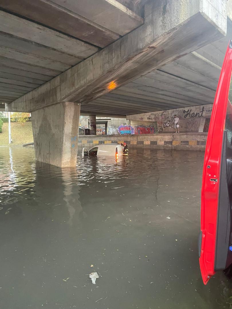 Primele urmări RO-Alert. Hală și un subsol, inundate în Cluj-Napoca. O mașină a rămas blocată de apă / Pobleme și în Florești