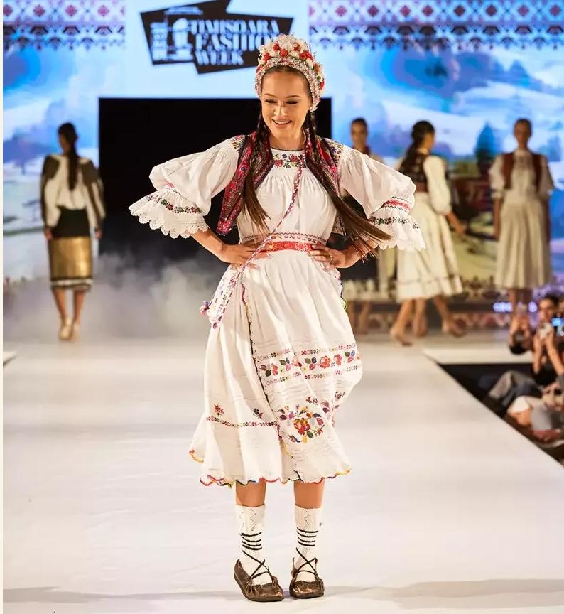 La doar două luni de la naștere, Vlăduța Lupău a urcat pe podiumul de modă &icirc;n costume populare unice. Cum a slăbit at&acirc;t de repede