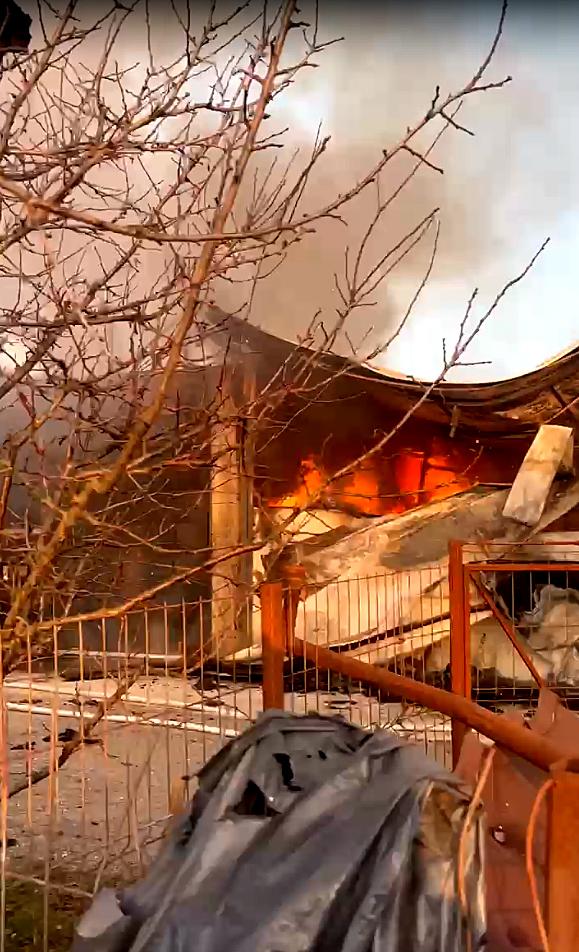 A luat FOC o hală din comuna Feleacu / Intervin  4 autospeciale cu 3 autoscări