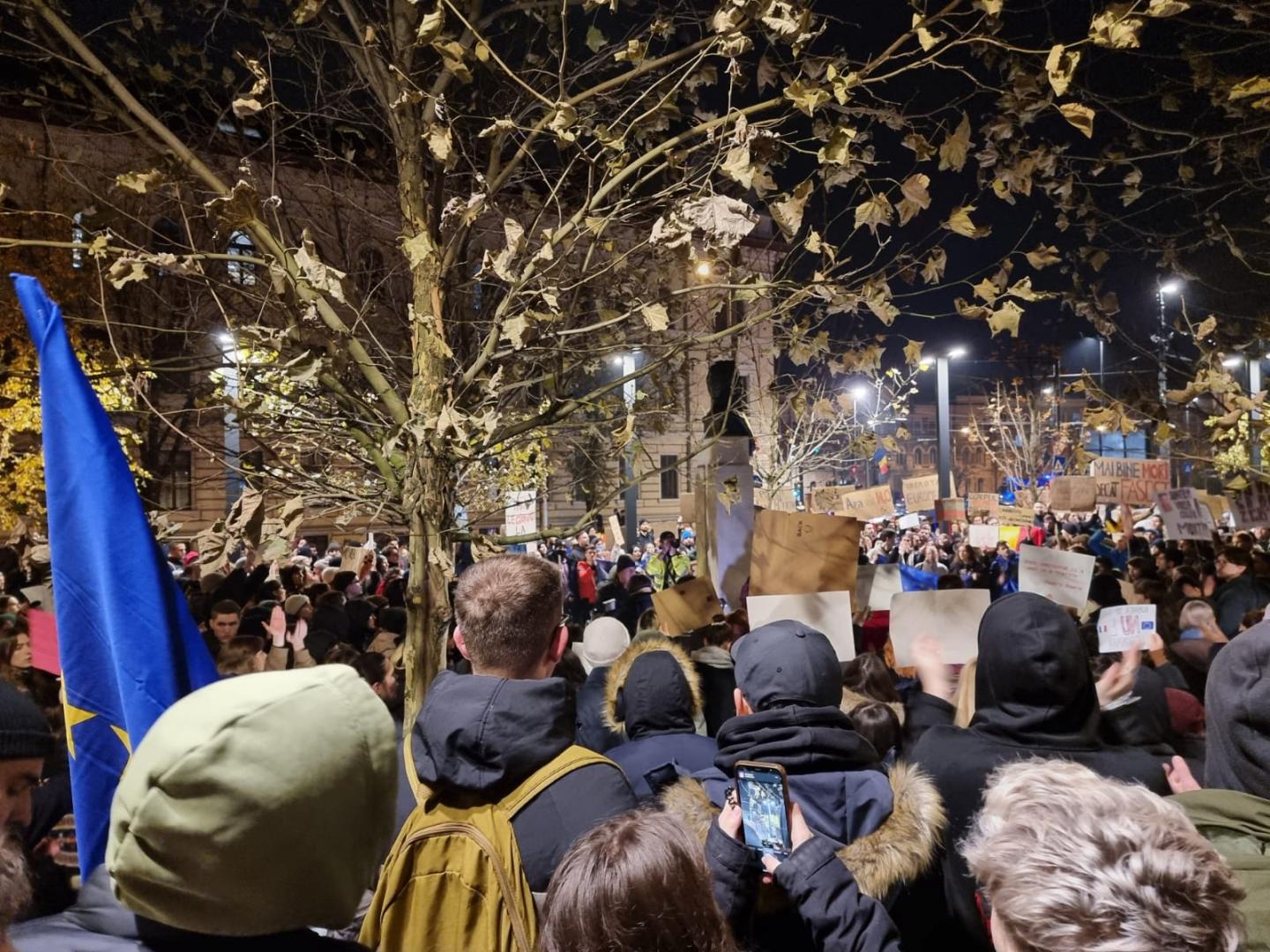 A doua seară de proteste împotriva lui Călin Georgescu la Cluj-Napoca. Peste 1.000 de tineri au ieșit din nou în stradă