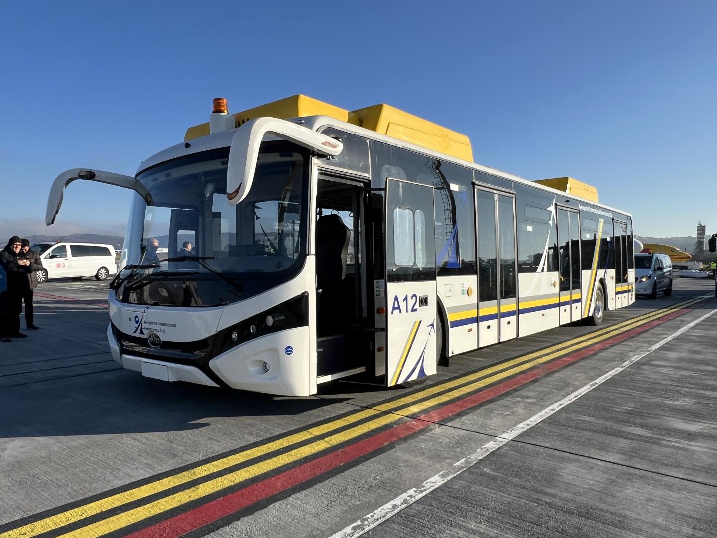 Aeroportul Cluj, primul din România cu autobuz electric pentru transferul pasagerilor la avioane. Cât costă și când vin următoarele