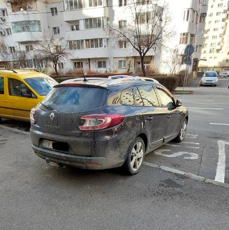 RUPE-ŢI PERMISUL! Categoria - parcat în Cluj. "Păcat că nu s-a pus la mijlocul crucii, că atunci ocupa 4 locuri"