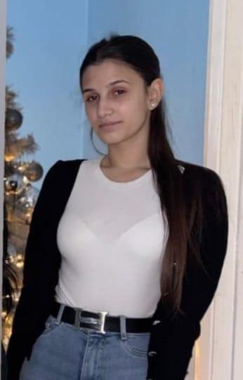O tânără de 18 ani a plecat cu avionul din Anglia spre Cluj și a dispărut fără urmă. Familia și poliția cer ajutor