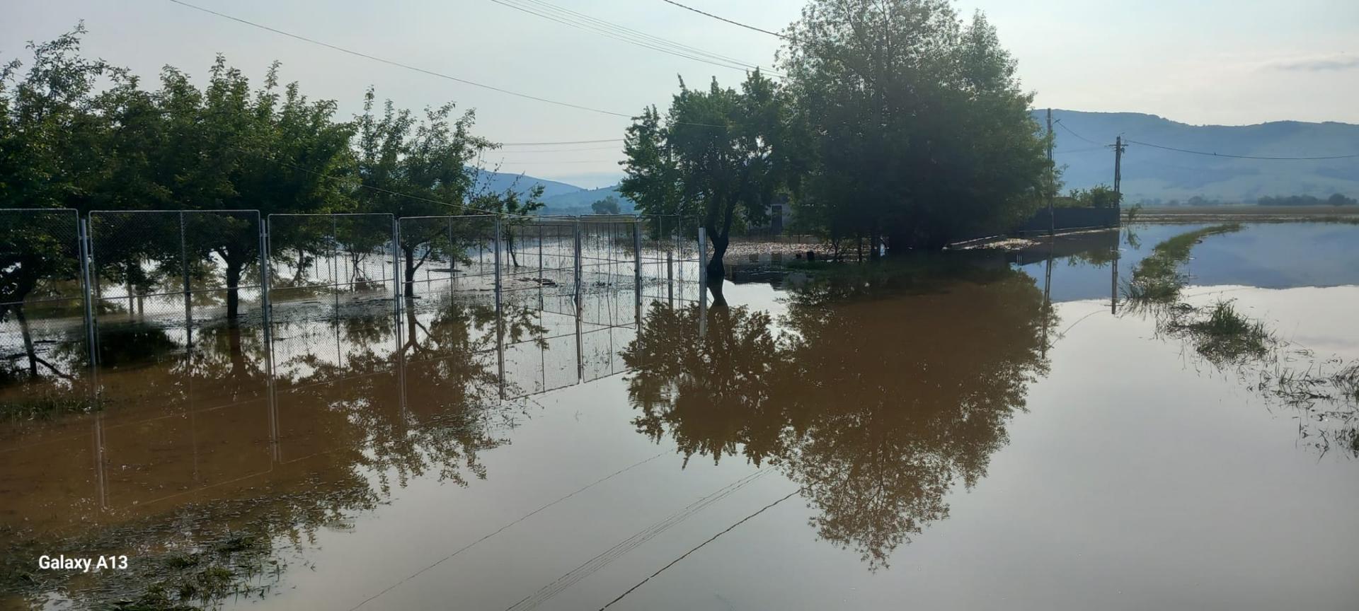 Pompierii din Cluj, trimiși să ajute după inundațiile din Covasna. Acționează cu echipaje din mai multe județe