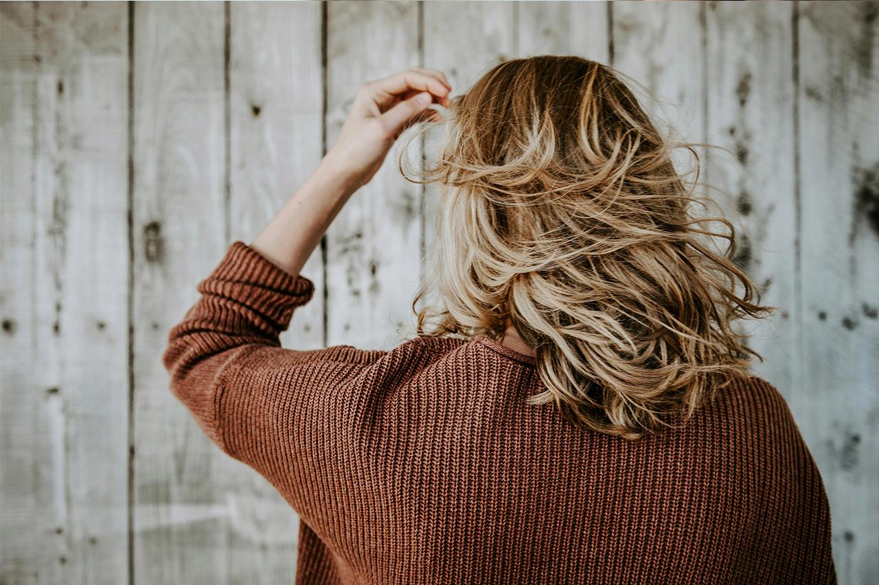 4 sfaturi de la hairstiliști pentru un păr moale și mătăsos în fiecare zi