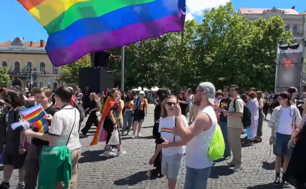 A început parada Cluj Pride 2025! Marșul a pornit din Piața Unirii prin centrul Clujului
