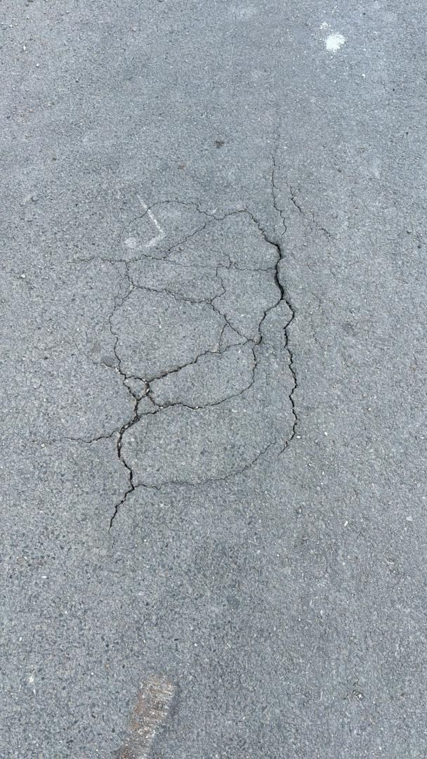 Noi probleme pe strada Uliului. Pământul pare că o ia din nou la vale