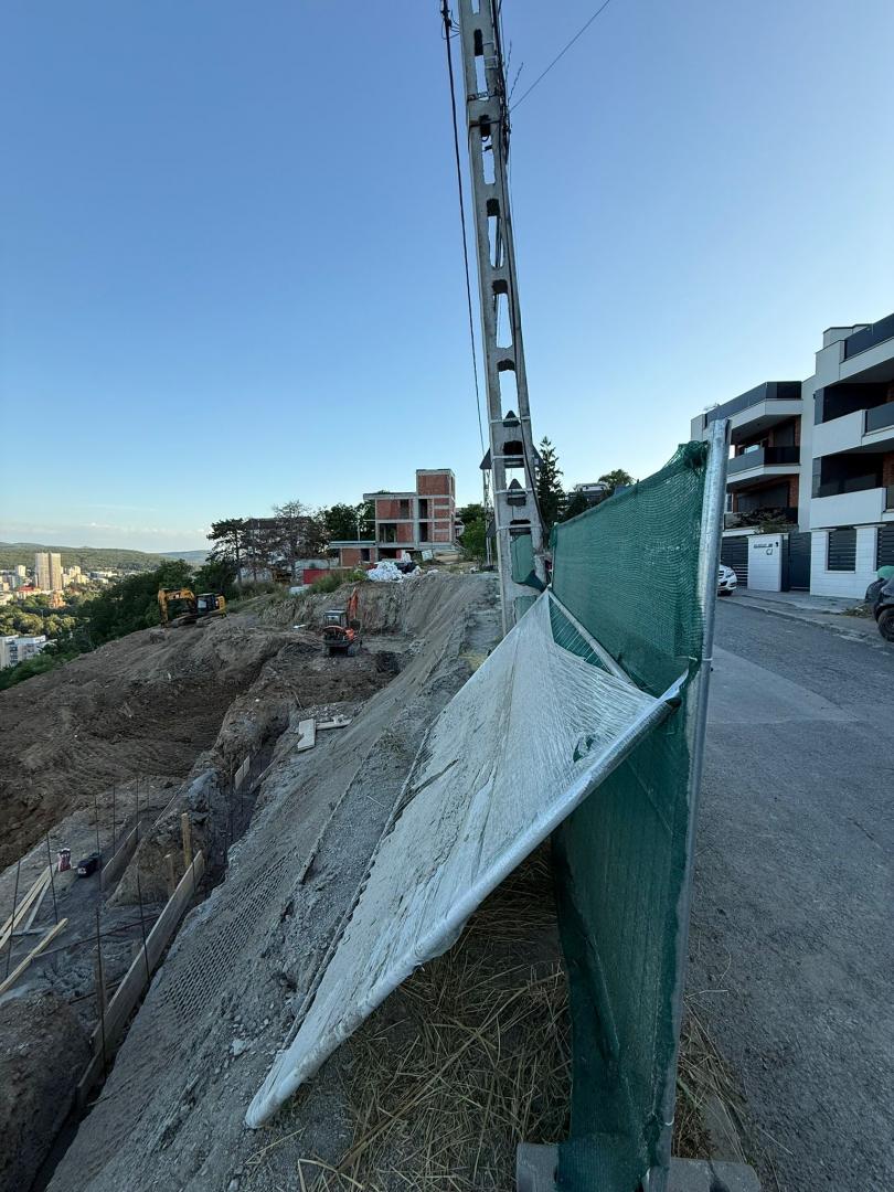 Noi probleme pe strada Uliului. Pământul pare că o ia din nou la vale