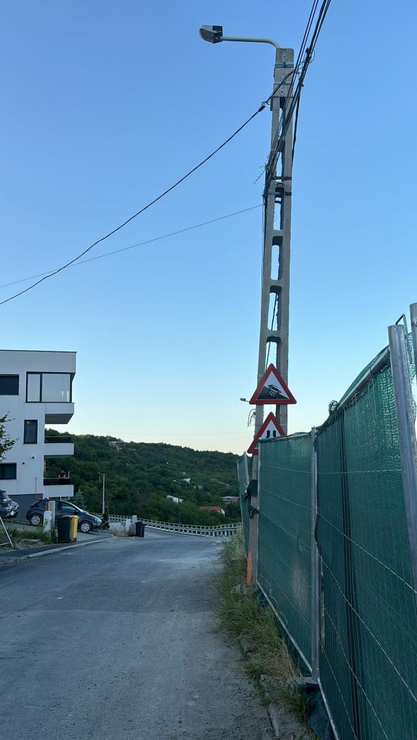 Noi probleme pe strada Uliului. Pământul pare că o ia din nou la vale